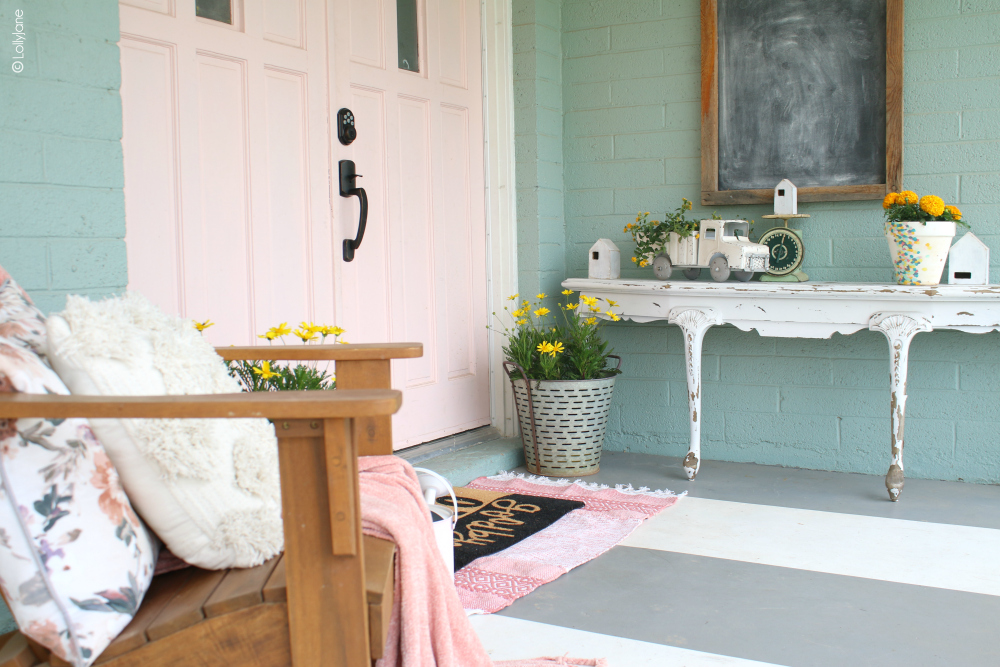 Use these SIMPLE tips to welcome spring to your home by simply giving your front porch a simple seasonal refresh with florals + bright colors! #spring #springporch #porchrefresh #frontporch 