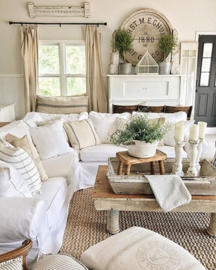 Love this cozy farmhouse family room's nautral rug, such pretty decor idea! Love this jute rug in this farmhouse living room, so cute! #farmhouse #juterug #naturalrug #familyroomrug #juterugideas