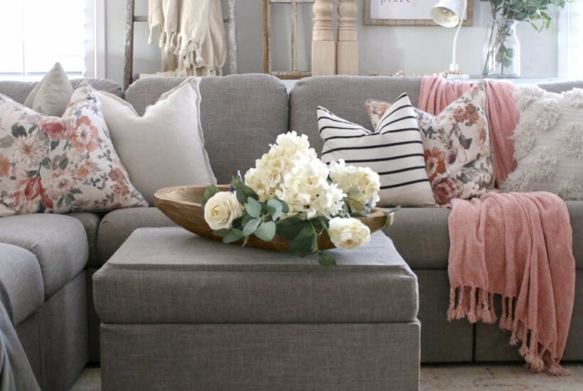 Love this cozy modern farmhouse, so easy to decorate with budget friendly items! #modernfarmhouse #cozy #familyroom