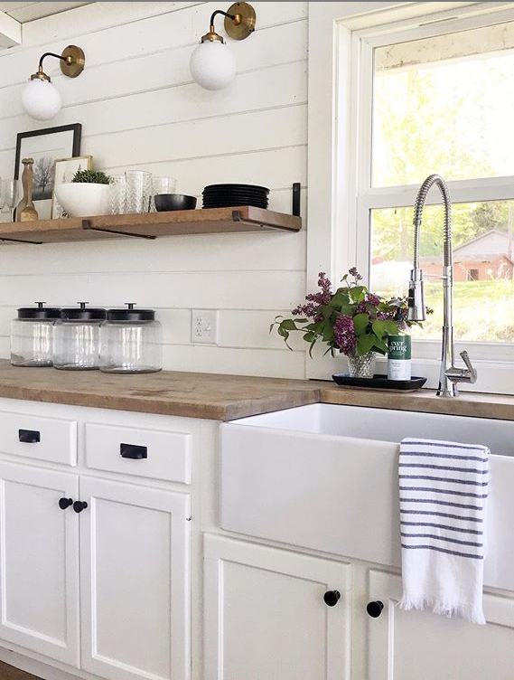 Decorating with lilac flowers can add such pretty kitchen decor. Love this farmhouse kitchen with simple lilac decoration. #farmhousedecor #lilacdecorations #kitchendecor #farmhousecharm #decoratingwithlavender