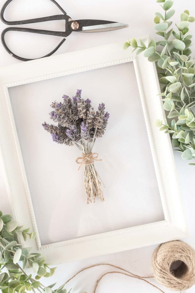 Easy lavender frame DIY using dried lavender and jute, so easy to create this pretty lavender wall decor! #lavenderdecor #lavenderflower #walldecor #diy #homedecor