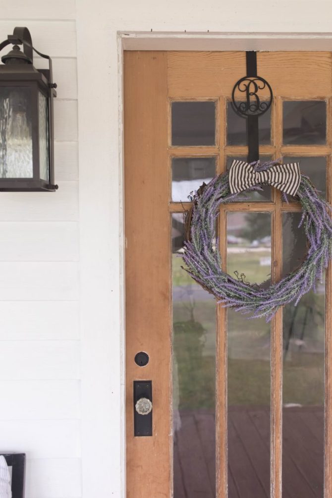 So cute, how to make a lavender wreath with a few supplies. The perfect farmhouse porch decor! #lavenderwreath #farmhousedecor #frontporchliving #outdoordecorations #diywreath