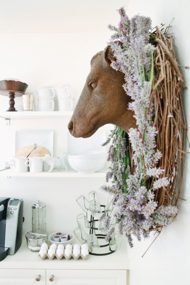 How to make a lavender grapevine wreath, so easy! Love this farmhouse wreath using lavender bundles and a pre-made grapevine wreath. #lavenderdecor #lavenderwreath #grapevinewreath #diy #homedecor #walldecor