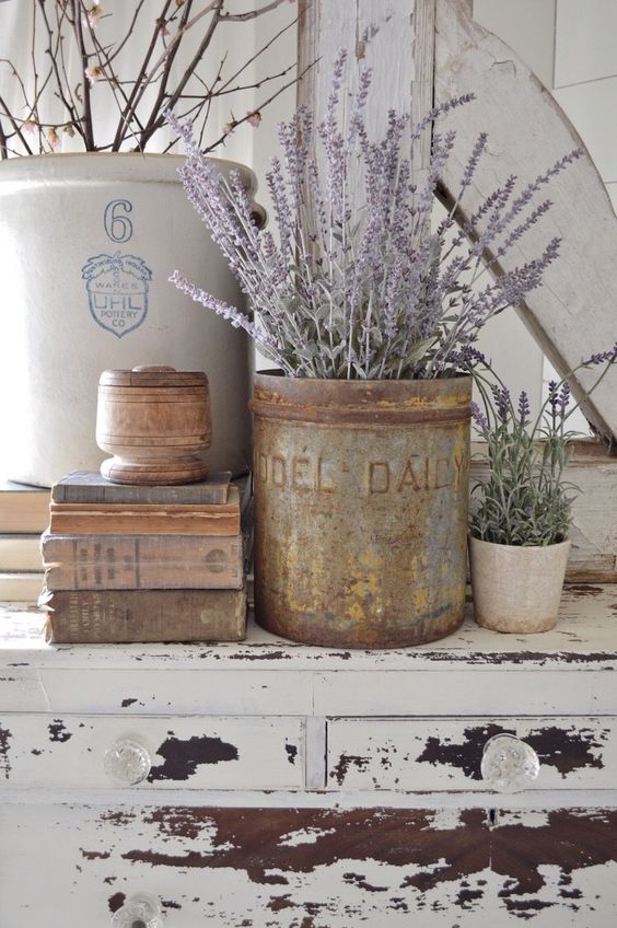 Love this lavender table scape vintage decor using lavender stems and an old crock. #lavender #vintagedecor #homedecor #decoratingwithlavender #vintagedecorations #lavender