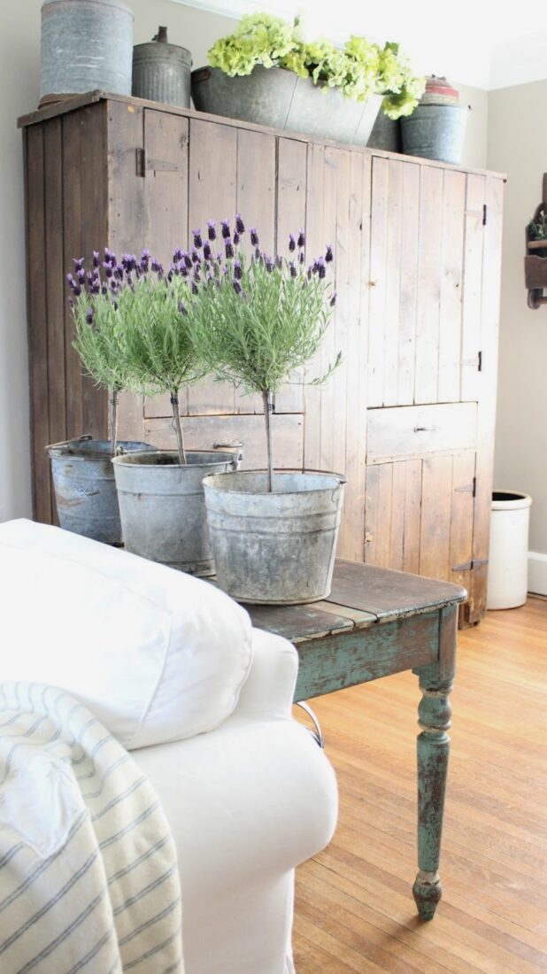 Learn how to make this pretty lavender topiary, perfect farmhouse home decor idea! #lavenderdecor #lavenderflower #diyhomedecor #farmhousedecor #diytopiary #farmhousetopiaries