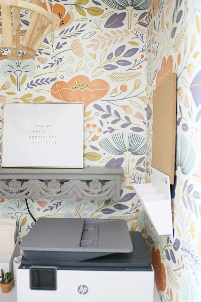 Love this retro modern small home office. Such a fun minimalist interior design with retro wallpaper! The new home office is so bright and airy that it actually makes work peaceful. #smalloffice #retrowallpaper #colorfuloffice #minimalistoffice #vintageoffice