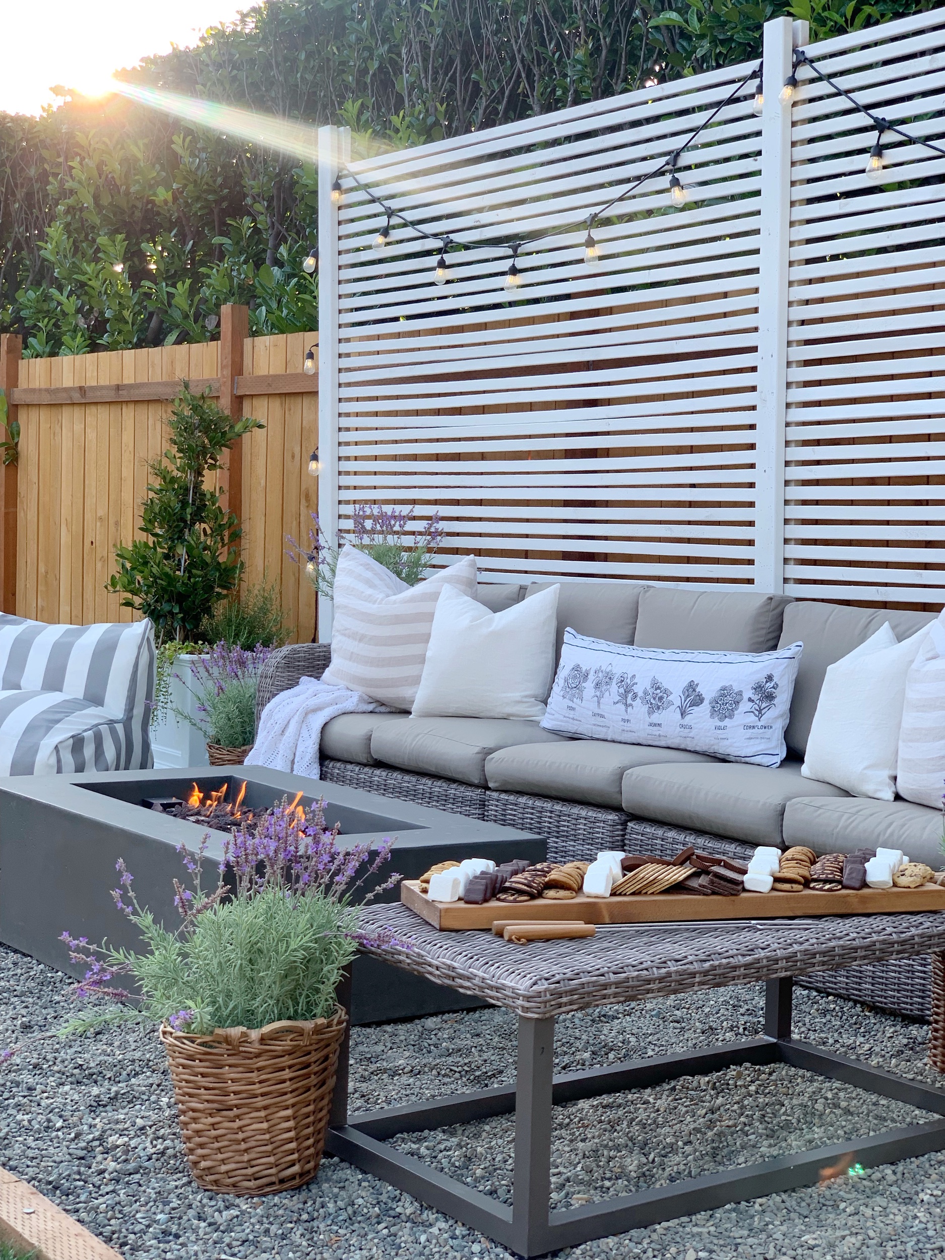 Pretty baskets of lavender soften up this outdoor space! #lavender #vintagedecor #homedecor #decoratingwithlavender #vintagedecorations #lavender