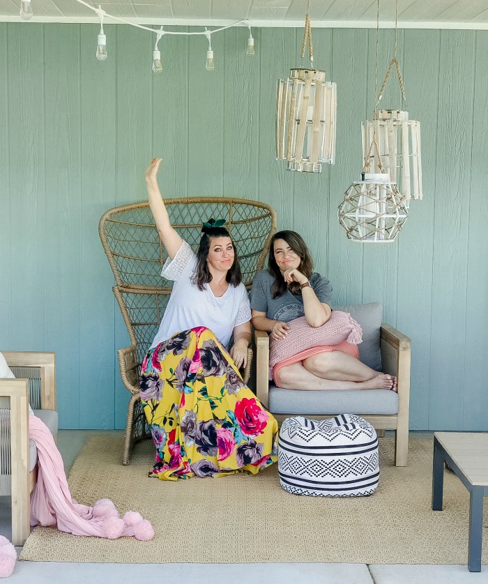 Loving this cozy coastal farmhouse outdoor space! Read through to see how to cozy up your own outdoor living areas! #coastal #coastalstyle #farmhouse #patio #porch #summertime