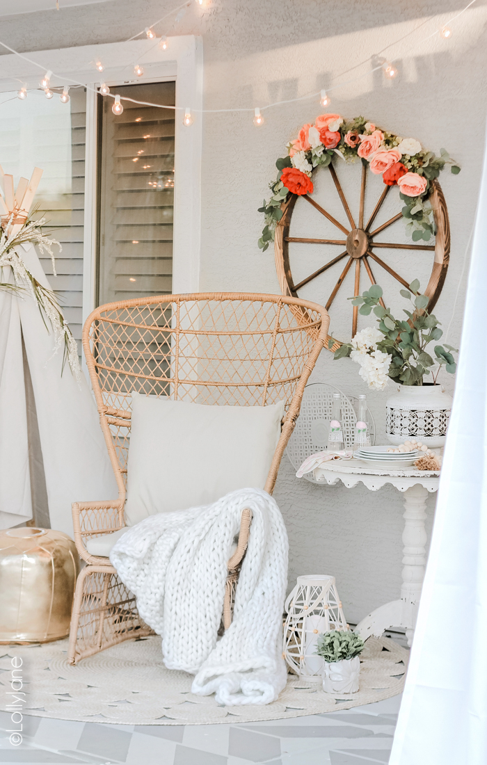 Loving this cozy back patio and the boho touches with a mix of farmhouse! #bohostyle #farmhouse #farmhousestyle #summertime #patio