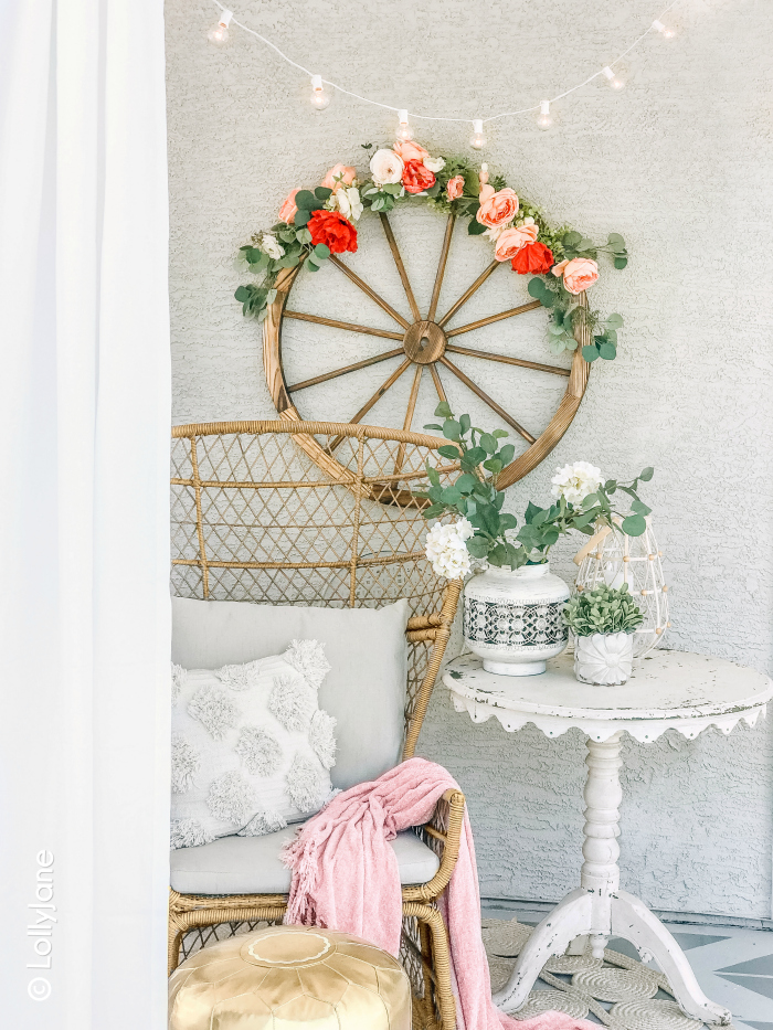 Loving this cozy back patio and the boho touches with a mix of farmhouse! #bohostyle #farmhouse #farmhousestyle #summertime #patio