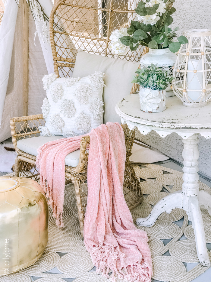 Loving this cozy back patio and the boho touches with a mix of farmhouse! #bohostyle #farmhouse #farmhousestyle #summertime #patio