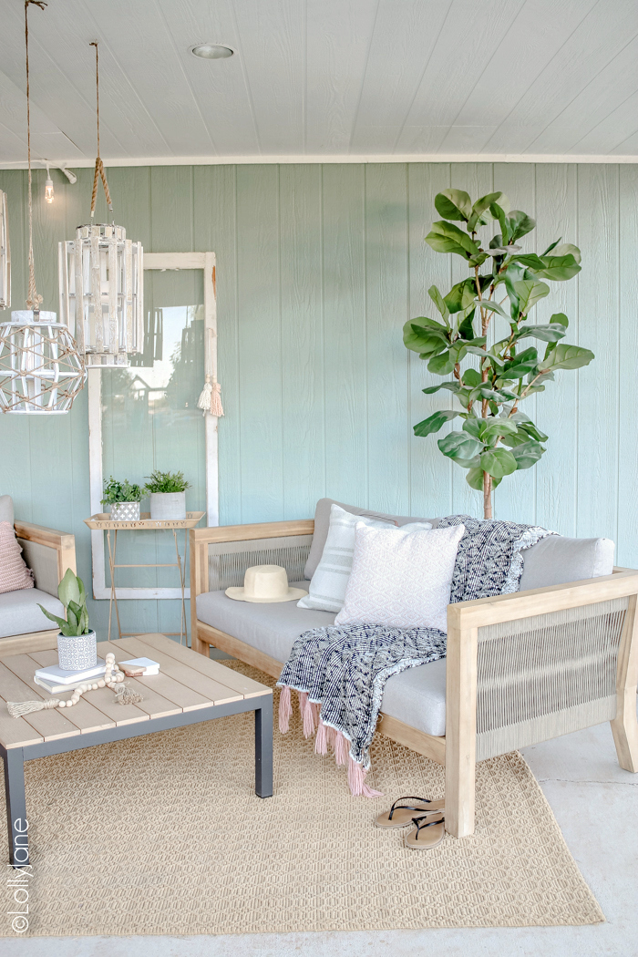 Loving this cozy back patio and the coastal touches with a mix of farmhouse! #coastalstyle #farmhouse #farmhousestyle #summertime #patio