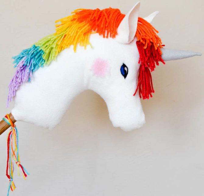 DIY Unicorn Style Hobby Horse! Cute and easy kids craft idea! #diy #kidscraft #unicorndiy #unicorn #unicorntheme #unicorncraft
