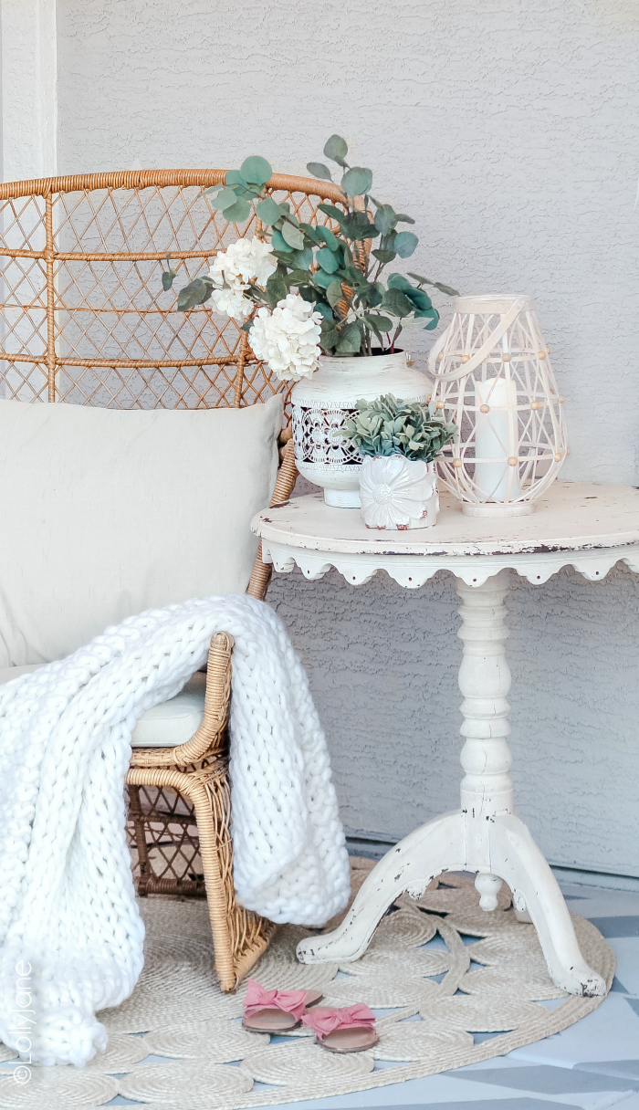 Loving this cozy back patio and the boho touches with a mix of farmhouse! #bohostyle #farmhouse #farmhousestyle #summertime #patio