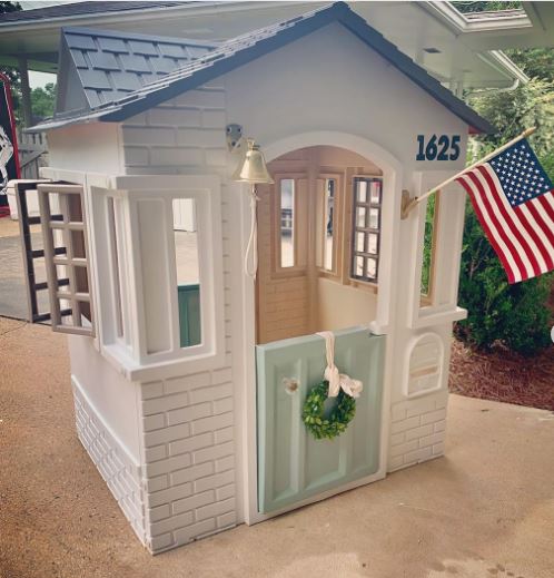 Oh my gosh isn't this the cutest Americana painted playhouse makeover? Use spray paint to give an old playhouse new life! #paintedplayhouse #playhousemakeover #diy #little-tykes #spraypaint #letthembelittle #kids