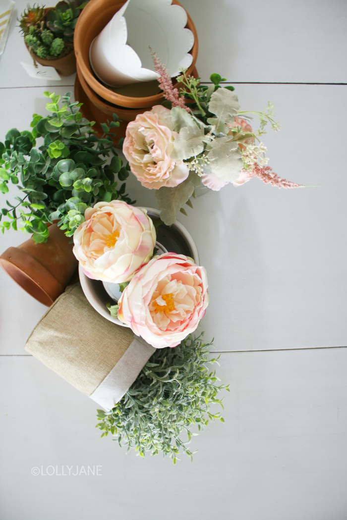 Create easy flower table decorations with just a few items you likely have on hand! Flower arrangements are a perfect way to brighten up your summer dining room table. #floraldecor #flowertabledecor #tablesetting #tablecenterpiece #farmhousetablescape #summerdecor