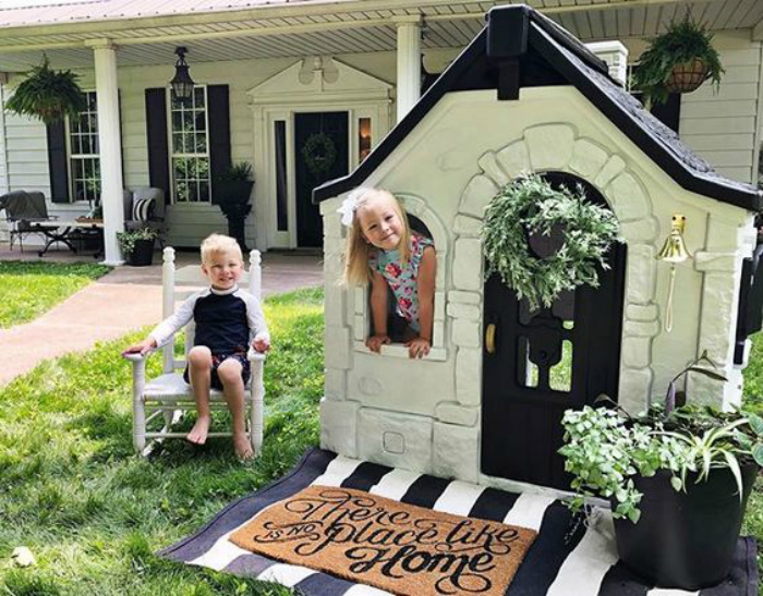 Check out this cute black and white playhouse!! #paintedplayhouse #costoplayhousehack #blackwhiteplayhouse #costoplayhouse