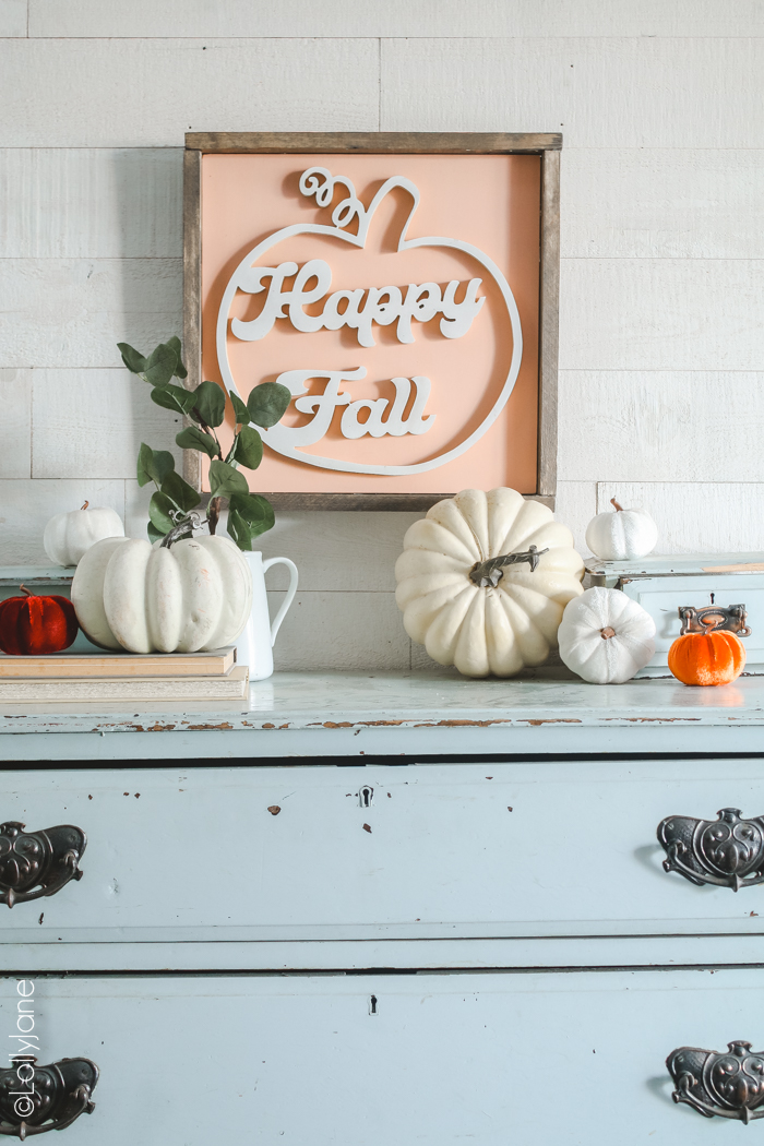 Darling handmade fall sign, farmhouse style! Hang this cutie to ring in autumn! #diy #handmade #falldecor #sign #fallsign