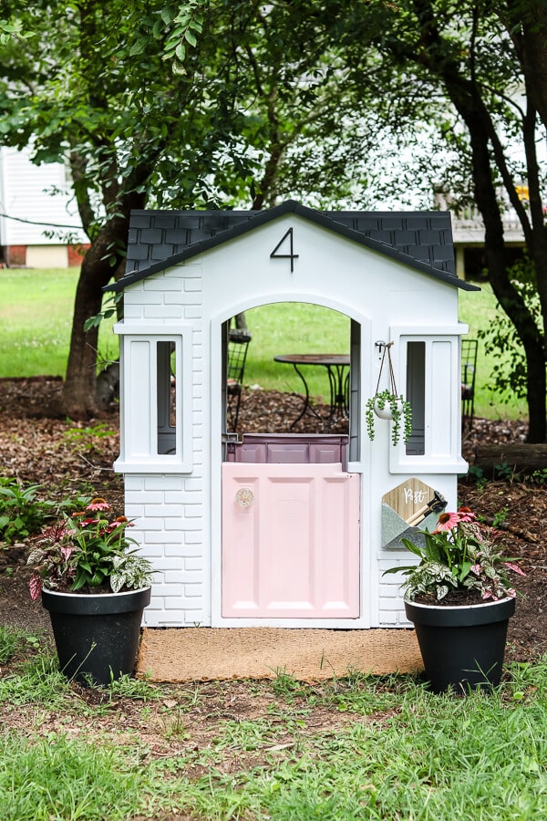 The cutest plastic painted playhouse makeover!! The power of spray paint is so amazing, adore this playhouse makeover with a pink door, so sweet! #littletikes #paintedplayhouse #playhousemakeover #howtopaintplastic