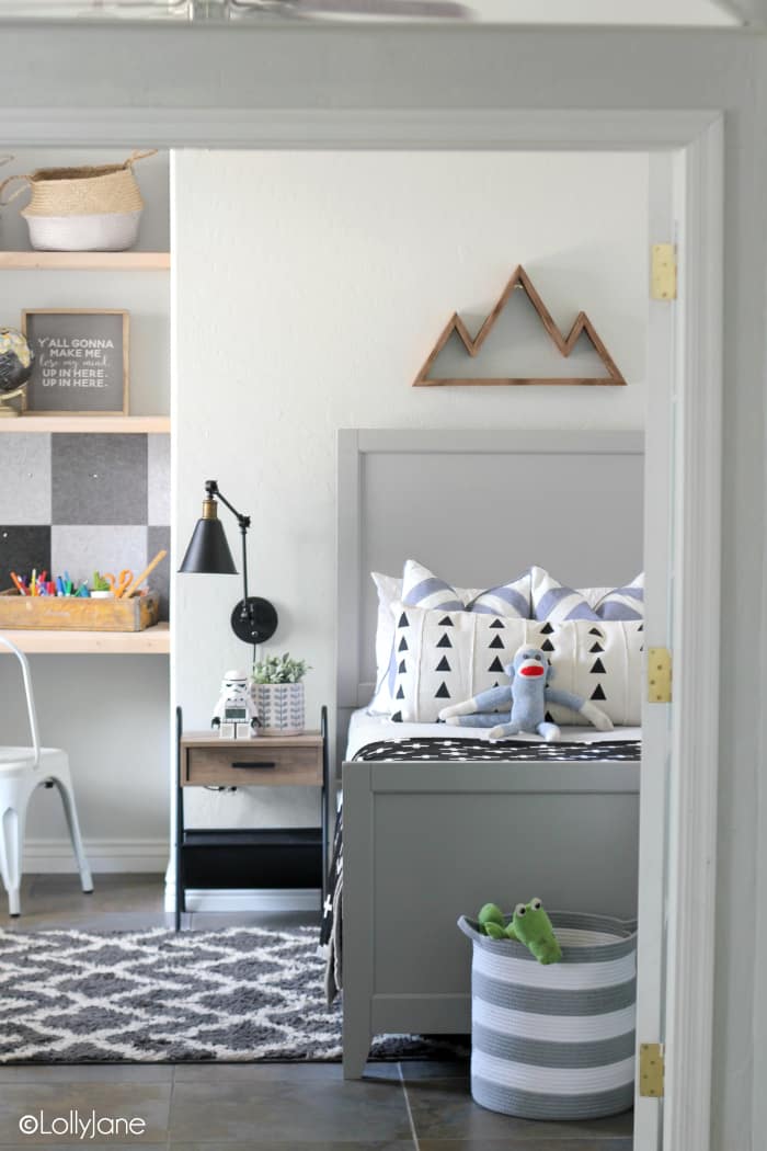 Love this modern farmhouse boys bedroom, especially those built-in's! Such a great space saver and that easy buffalo check felt bulletin board is rad! #modernfarmhouse #boysbedroom #bedroomdecor #boysroominspo