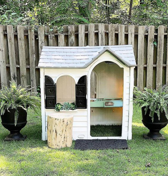 have you ever considered painting a playhouse? #littletykes #woodenplayhousemakeover #playhouseplayset #diyplayhouse