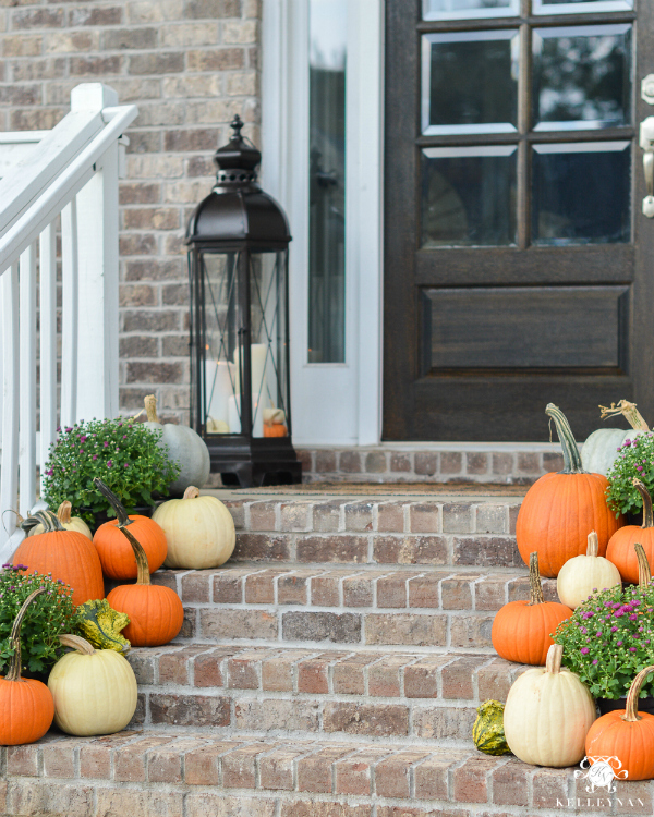 Love these front porch steps with pumpkins and mums, natural fall porch decor done right! Such cute fall porch ideas to copy! #frontporchfallsteps #fallporchideas #fallporchdecor #falldecorations