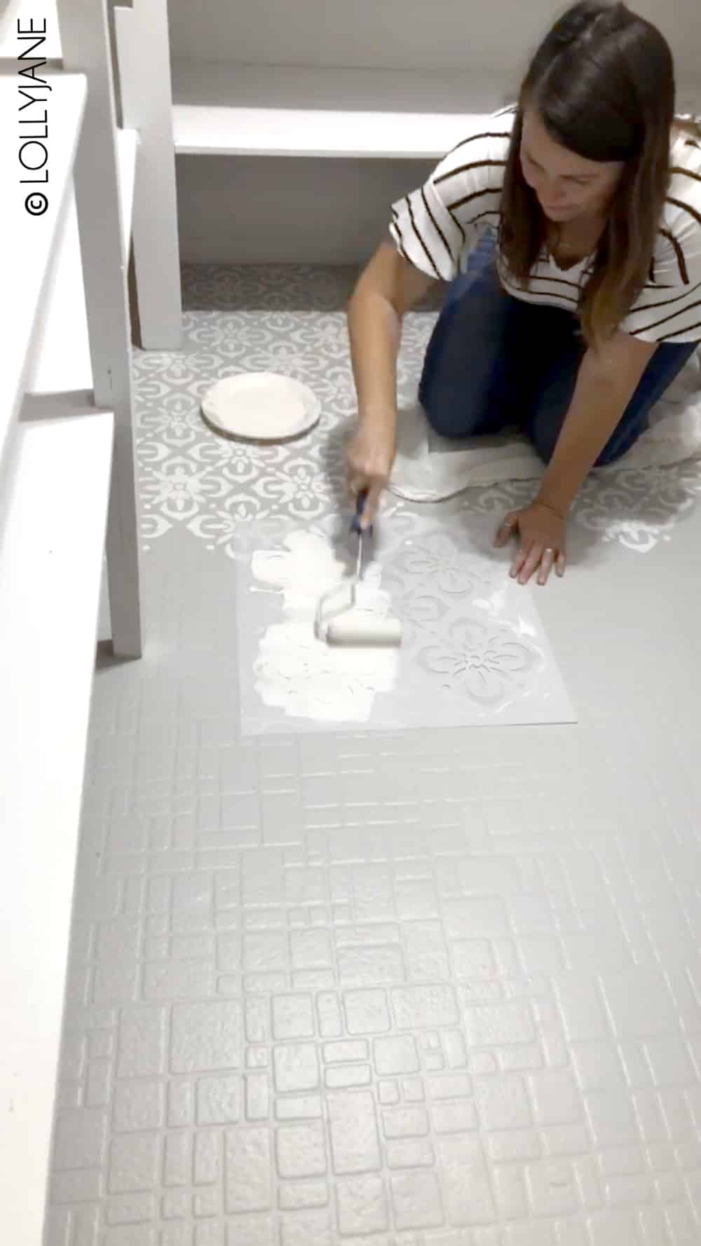 Wow! Check out this pantry floor makeover, complete with full step-by-step directions to painting linoleum flooring with NO PREP! #paintedfloors #stencils