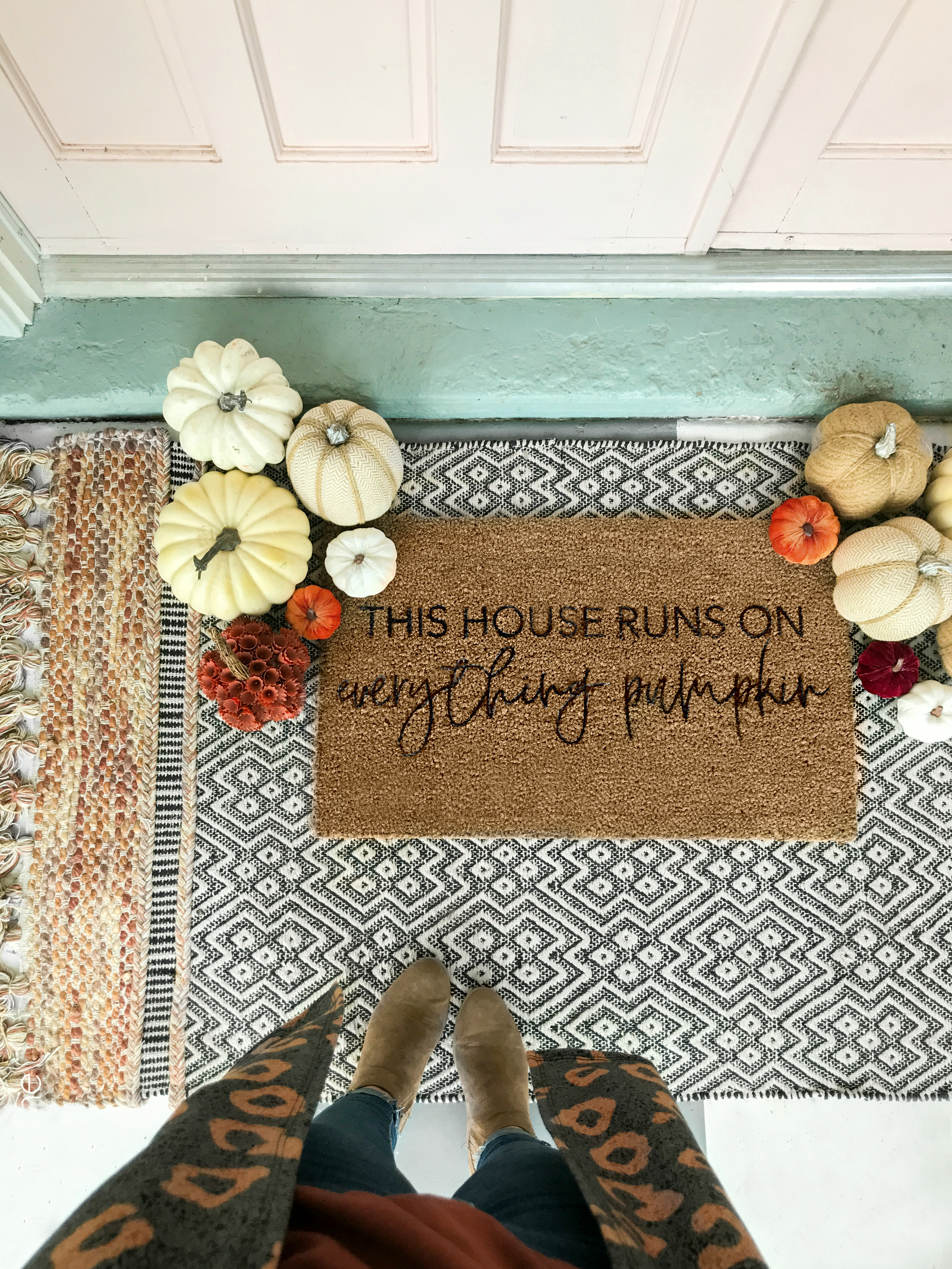 Love the trendy fall rugs? Make your own with a little paint + a stencil, so cute!! #diyfallwreath #fallwreath #diy #falldecorations #diyrug #fallrug