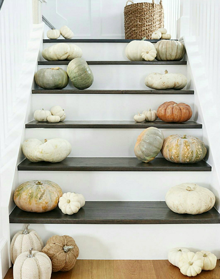 Easy indoor stairway decorating ideas! Such easy fall decor by mixing real and fake pumpkins along the stairs for fall farmhouse charm. #falldecor #farmhousecharm #fallfarmhouse #stairdecorating #stairdecoratingideas