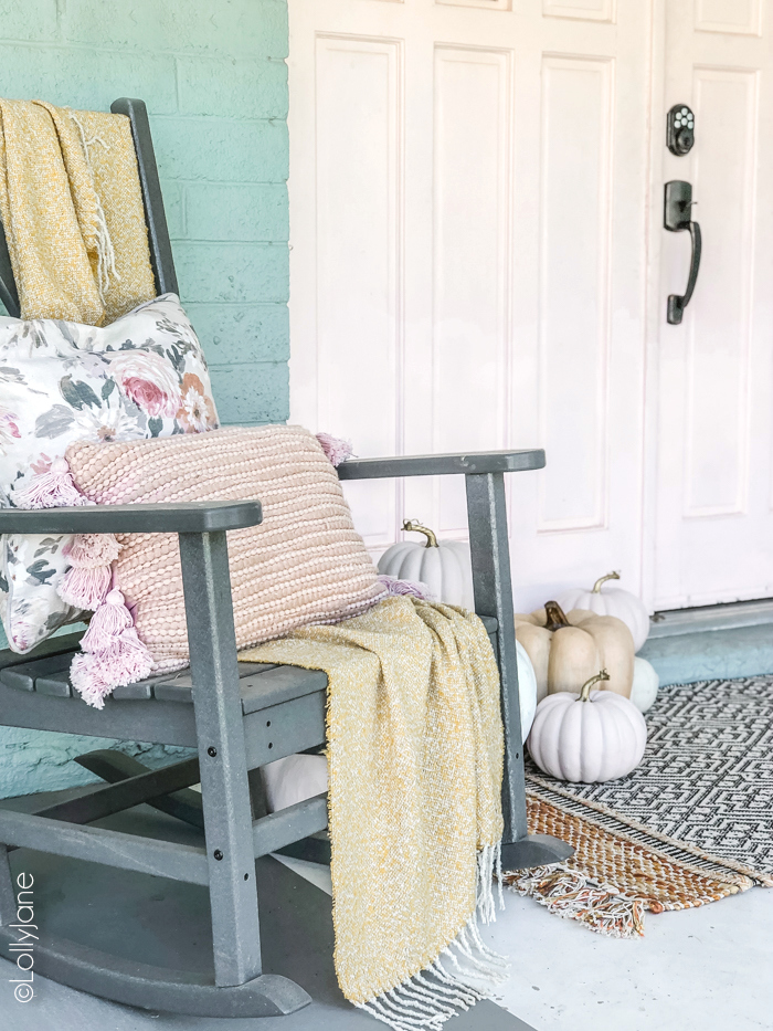 Love this front porch decked out for fall with pops of PINK! #fall #falldecor #falldecoration