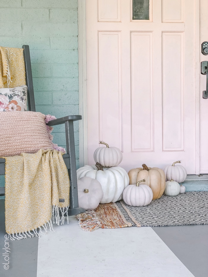 Eek! Love the pops of PINK in this cheery fall decor on this cozy porch! #fall #fallporch #falldecorations