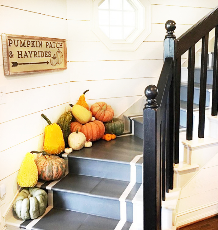 Pretty farmhouse fall decor with pumpkin and gourds creating pretty stairway decor. Love this pretty fall stairway! #fallstairs #fallstairway #pumpkinsgourds #pumpkinstairwaydecor #farlldecorations