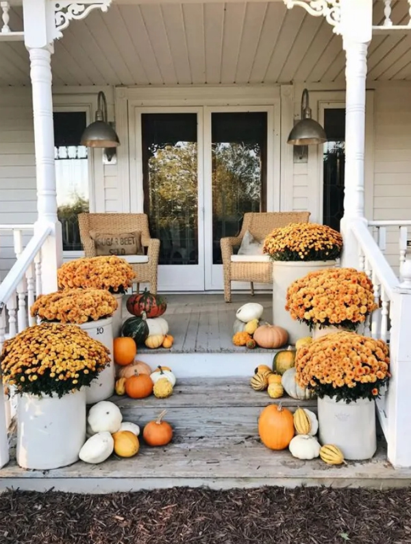 Love all these pumpkin porch decorating ideas using pumpkins and mums on your front porch and stairs. Love these easy fall decorating ideas! #pumpkinporchdecorating #porchdecor #decoratingforfall #pumpkinsporchdecor #mumsporch