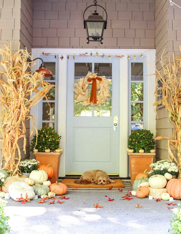 Wanting to decorate your porch for fall? Place pumpkins EVERYWHERE for the cutest and easiest pumpkin porch decorating ideas. #pumpkinporchdecorating #pumpkinporch #stackedpumpkins