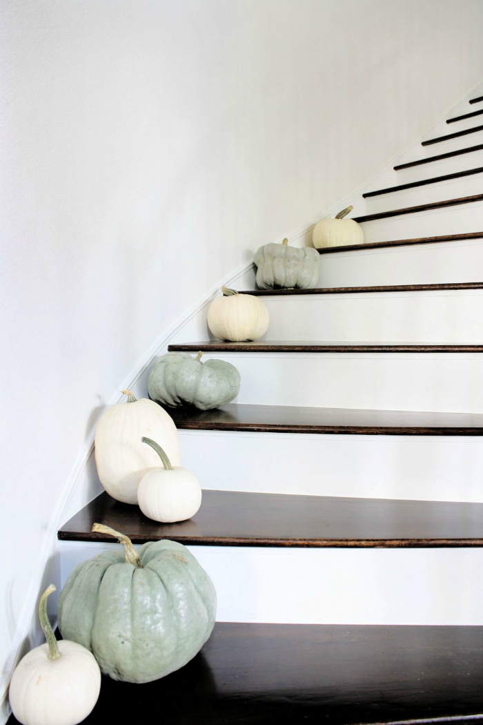 Keep fall decor simple with white pumpkins and Cinderella pumpkins on the stairs. Classy and cute! #cinderellapumpkins #whitepumpkins #pumpkinsonstairs #pumpkinsstairideas #decoratingpumpkinsonstairs #falldecorations #fallpumpkindecorideas