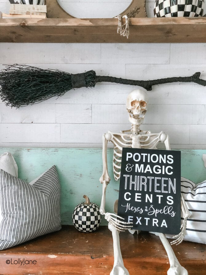 Cute DIY Halloween sign, SO easy to make! Spruce up your Halloween mantel in no time with this how-to! #halloween #halloweenmantel #halloweensign #halloweendecorations