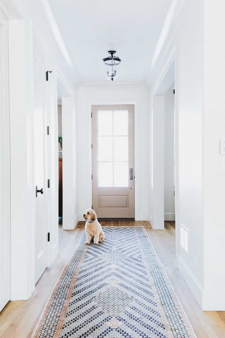 Love this darling farmhouse ceiling mount idea in this clean entryway! #ceilingmountlight #flushmountlight #entyrwaydecor #entrywayideas #farmhouselight #farmhouseentryway #homedecor