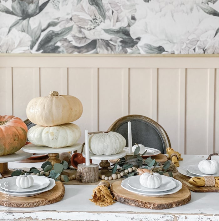 Simple but lovely Thanksgiving or fall centerpiece idea, SO easy to recreate this look! #thanksgivingdecor #thanksgivingdecorations #thanksgiving #tablescape #centerpiecedecor 