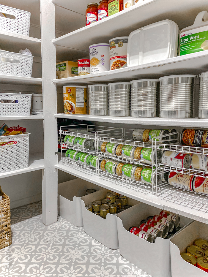 Oooh la la! This farmhouse style pantry makeover is STUNNING! SO many   tips and tricks to copy this look, love it! #pantrymakeover #farmhousepantry #storage #organization #pantryorganization