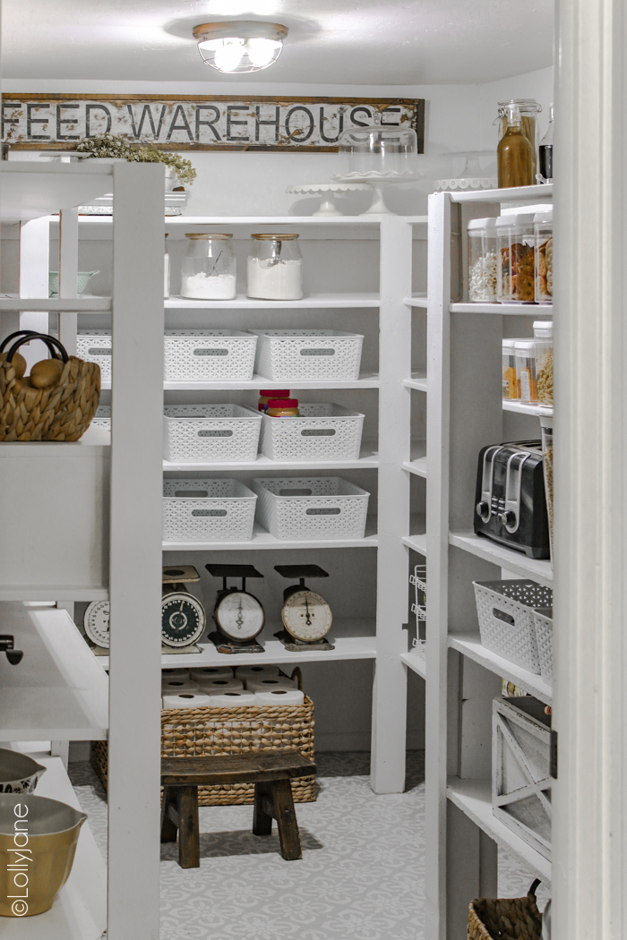 Oooh la la! This farmhouse style pantry makeover is STUNNING! SO many   tips and tricks to copy this look, love it! #pantrymakeover #farmhousepantry #storage #organization #pantryorganization