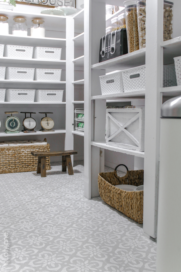 Oooh la la! This farmhouse style pantry makeover is STUNNING! SO many   tips and tricks to copy this look, love it! #pantrymakeover #farmhousepantry #storage #organization #pantryorganization