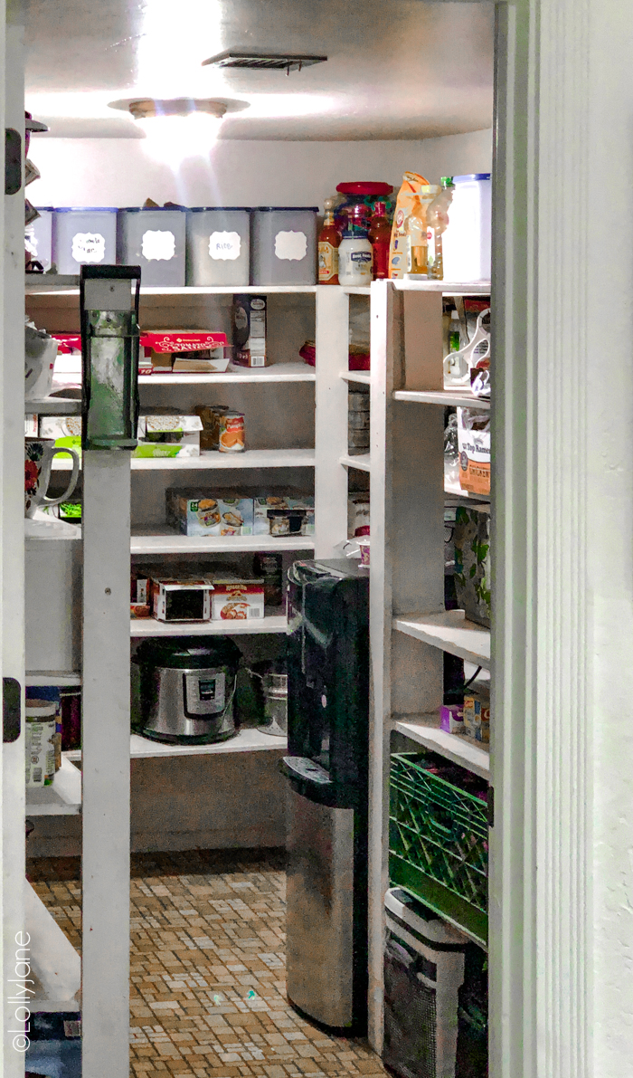 Oooh la la! This is the "before" but check out the farmhouse style pantry makeover is STUNNING! SO many   tips and tricks to copy this look, love it! #pantrymakeover #farmhousepantry #storage #organization #pantryorganization