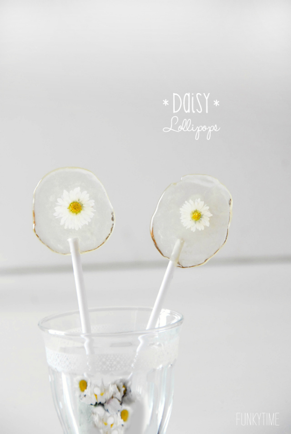 So cute! Love these diy daily lollipops, a fun galentines day gift idea! #diylollipops #lollipopflowerrecipe #galentinesdaygift #handmadegiftidea