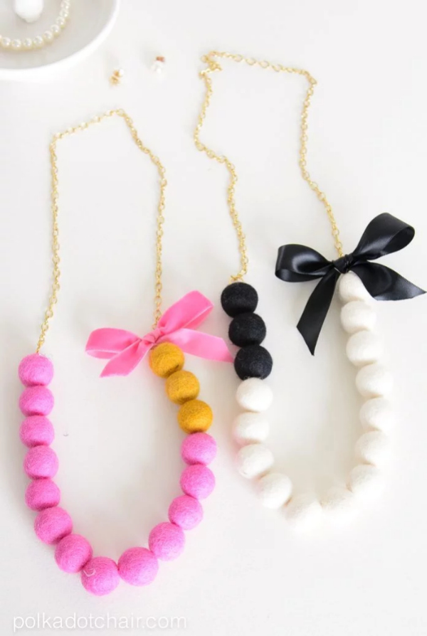 DIY felt ball necklace tutorial, such a pretty handmade statement necklace. This would be an easy handmade Galentines gift idea! #feltballnecklace #diyfeltballnecklace #galentinesdaygifts #handmadegiftidea