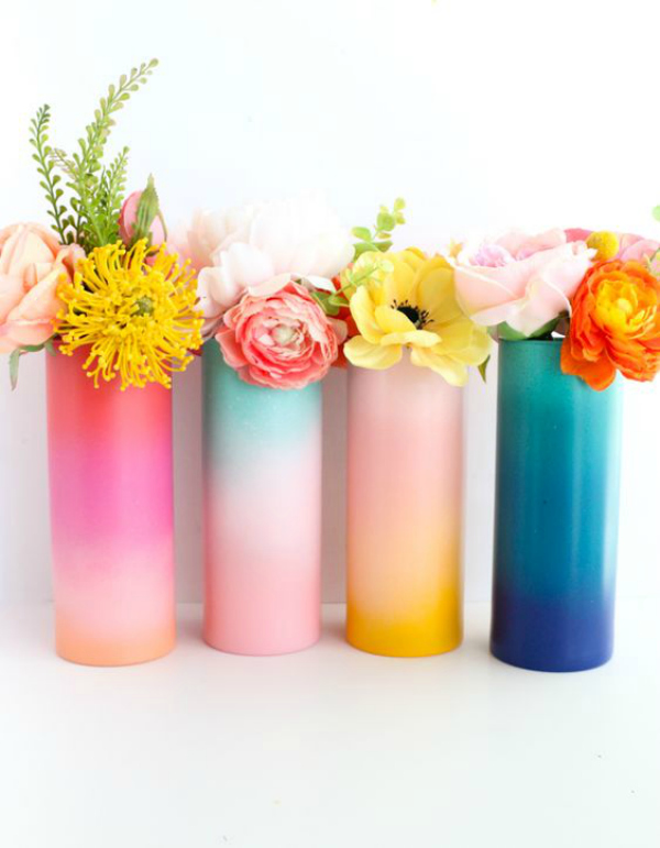 Get how-to for these easy DIY gradient vases. Fill them with flowers for the perfect handmade Galentines Day gift! #diyhandmadegift #handmadegidea #galetinesday