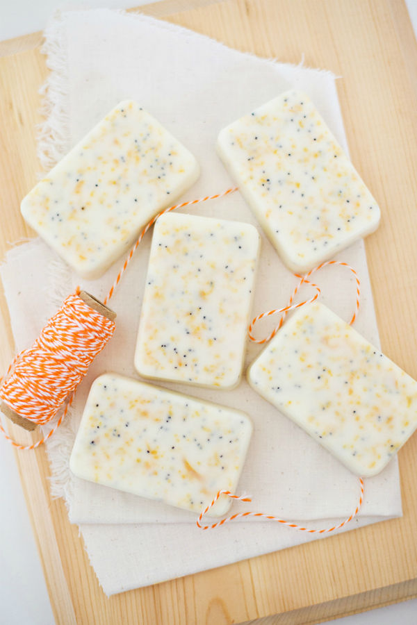DIY handmade soap bars, so yummy and cute! Looking for a fun Galentines Day gift idea? Make these pretty homemade soaps for a fun galentines gift! #galentinesday #galentines #giftidea #handmadegift