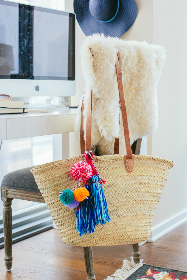 Such a cute Galentines Day gift idea! Make this fun diy pom pom beach bag for yourself or for a friend! #galentinesday #diybeachbag #pompombag #giftidea #handmadegiftidea