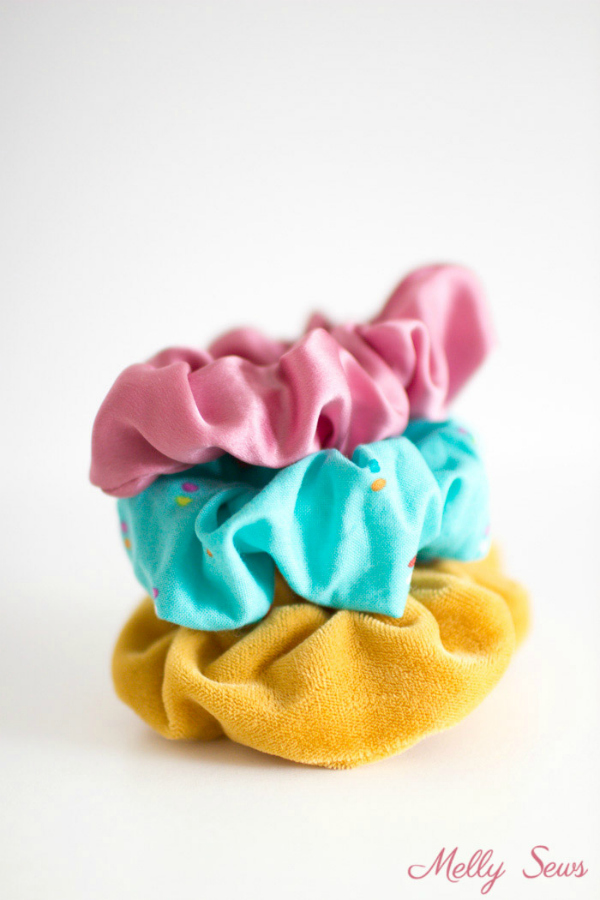 Such an easy diy scrunchie tutorial. Learn how to make scrunchies the easy way, such a fun gift idea! #diygift #easygiftidea #handmadegift #galentinesgiftideas