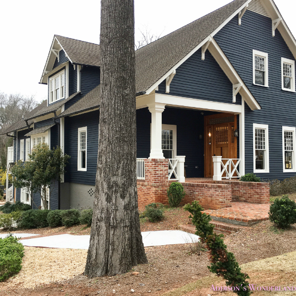 Such a gorgeous navy blue craftsman exterior paint color! Confira o passeio interno desta deslumbrante casa histórica recentemente remodelada! #historichome #navyexteriorpaint #navypaintcolor #craftsmanhomepaintcolor #navyexteriorpaintcolors