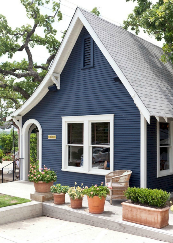 Next time we're in Austin we're definitely going to hit it up..if the food is as good as the dark blue paint with white trim and pretty gray roof, we know we'll love it! #navyblueexterior #halenavypaintcolor #halenavyexterior #bluehouse #darkpainthouse #paintexterior #darkpaintexterior